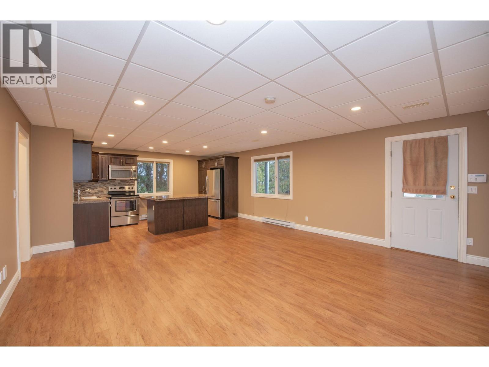 7903 Lakeview Drive, Coldstream, BC - Indoor