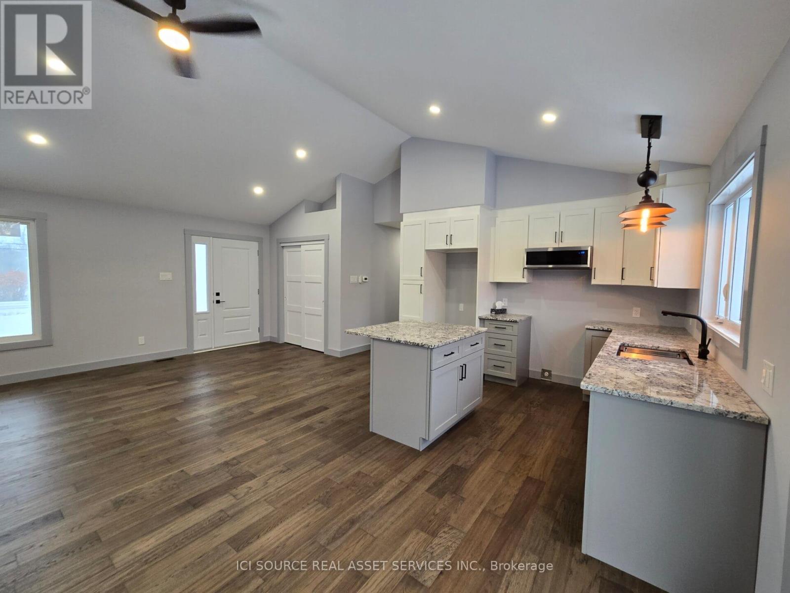 7367 Roger Stevens Drive, Montague, ON - Indoor Photo Showing Kitchen With Upgraded Kitchen