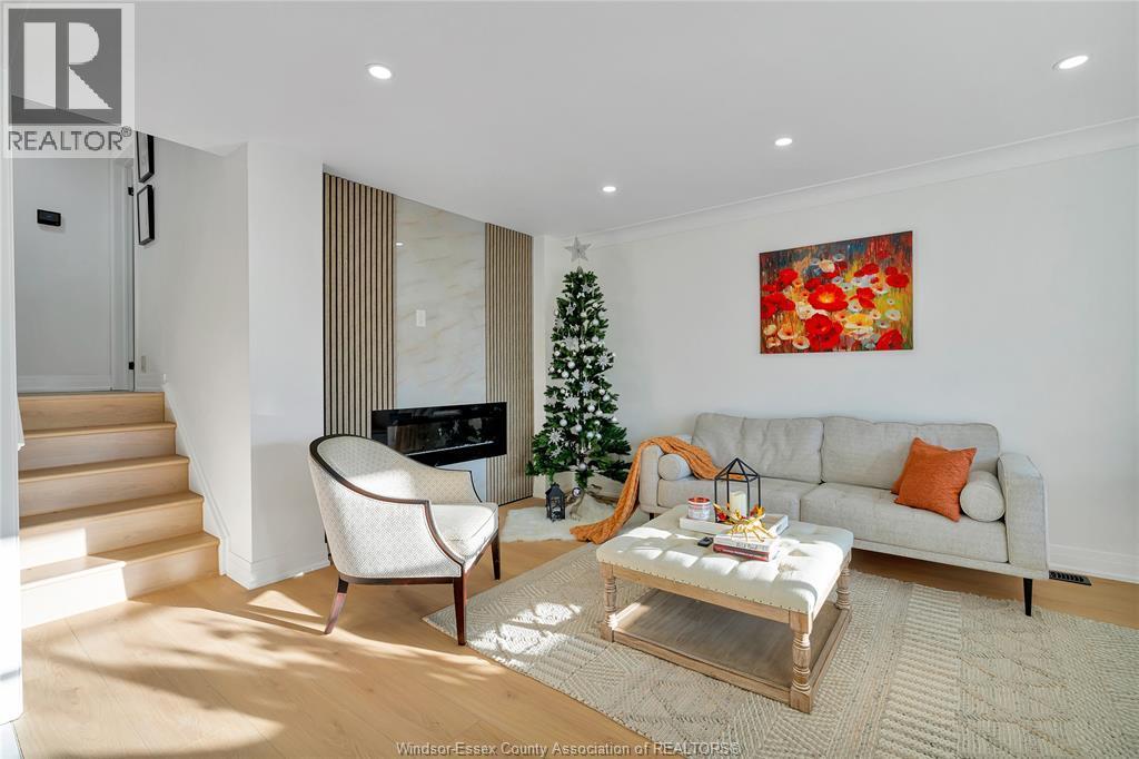 3158 Briarbank, Windsor, ON - Indoor Photo Showing Living Room