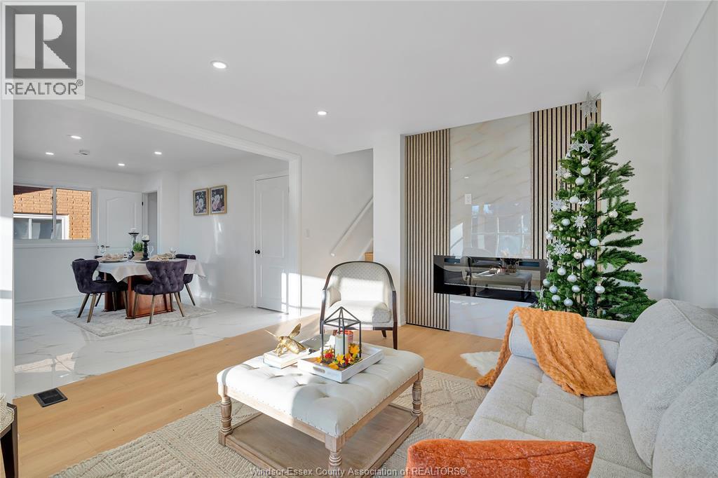3158 Briarbank, Windsor, ON - Indoor Photo Showing Living Room