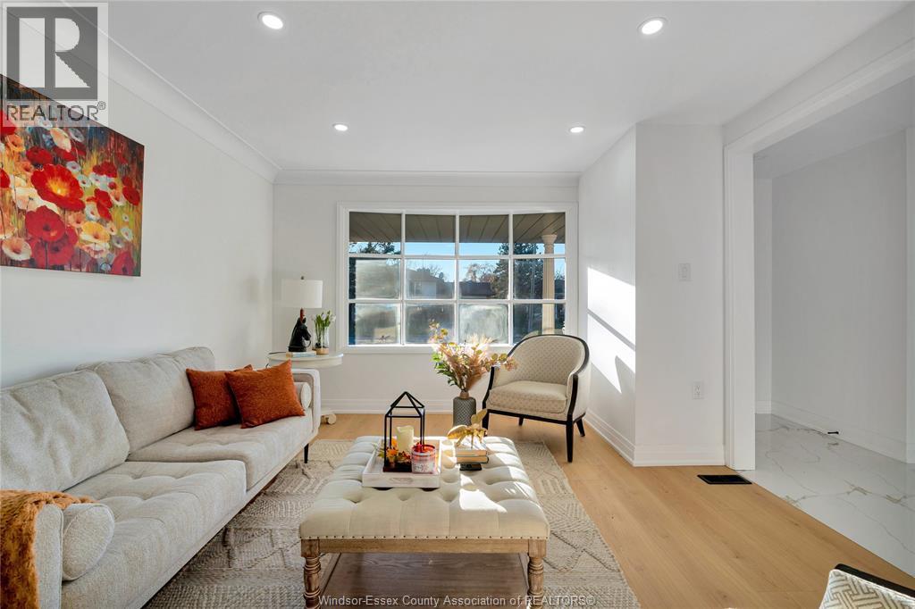 3158 Briarbank, Windsor, ON - Indoor Photo Showing Living Room
