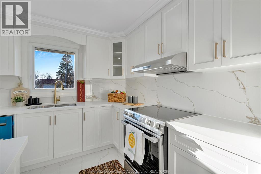 3158 Briarbank, Windsor, ON - Indoor Photo Showing Kitchen