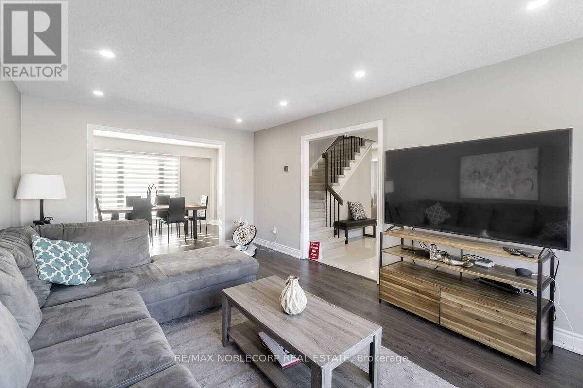 Upper Level - 17 Mikado Crescent, Brampton, ON - Indoor Photo Showing Living Room
