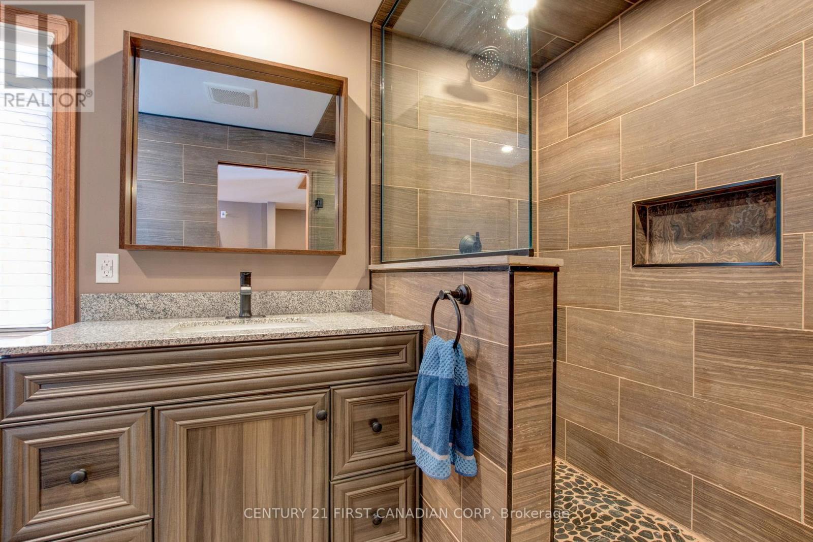10771 Melrose Drive, Middlesex Centre, ON - Indoor Photo Showing Bathroom