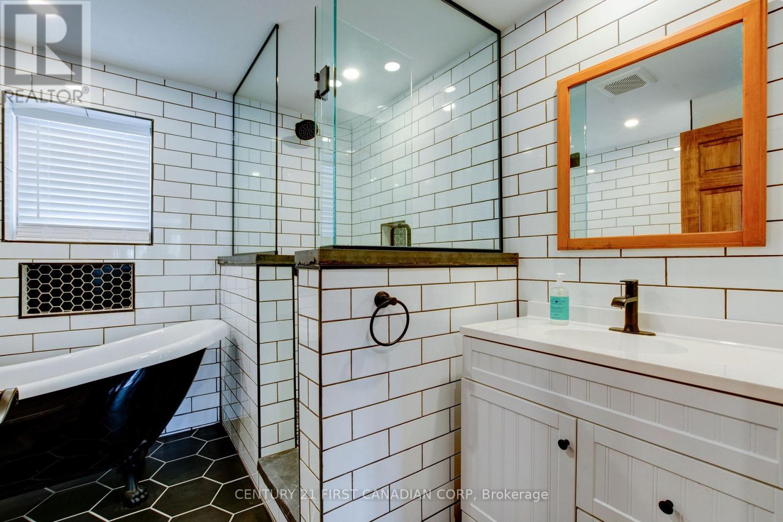 10771 Melrose Drive, Middlesex Centre, ON - Indoor Photo Showing Bathroom
