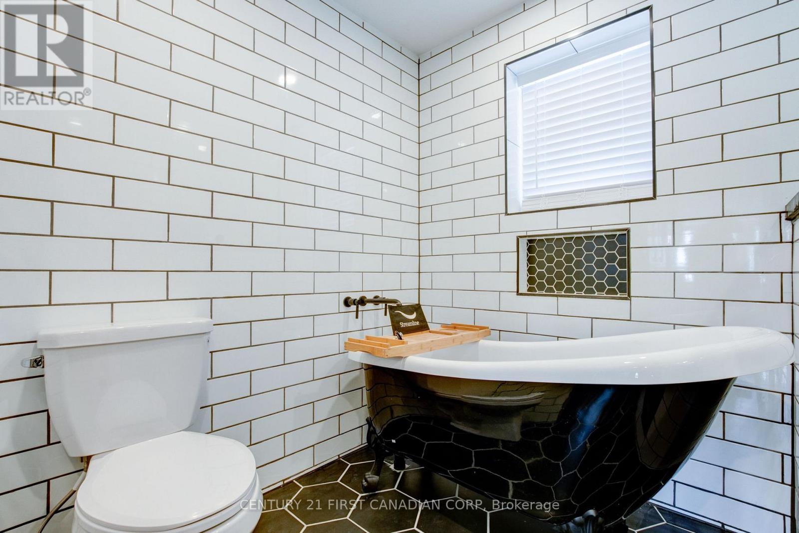 10771 Melrose Drive, Middlesex Centre, ON - Indoor Photo Showing Bathroom