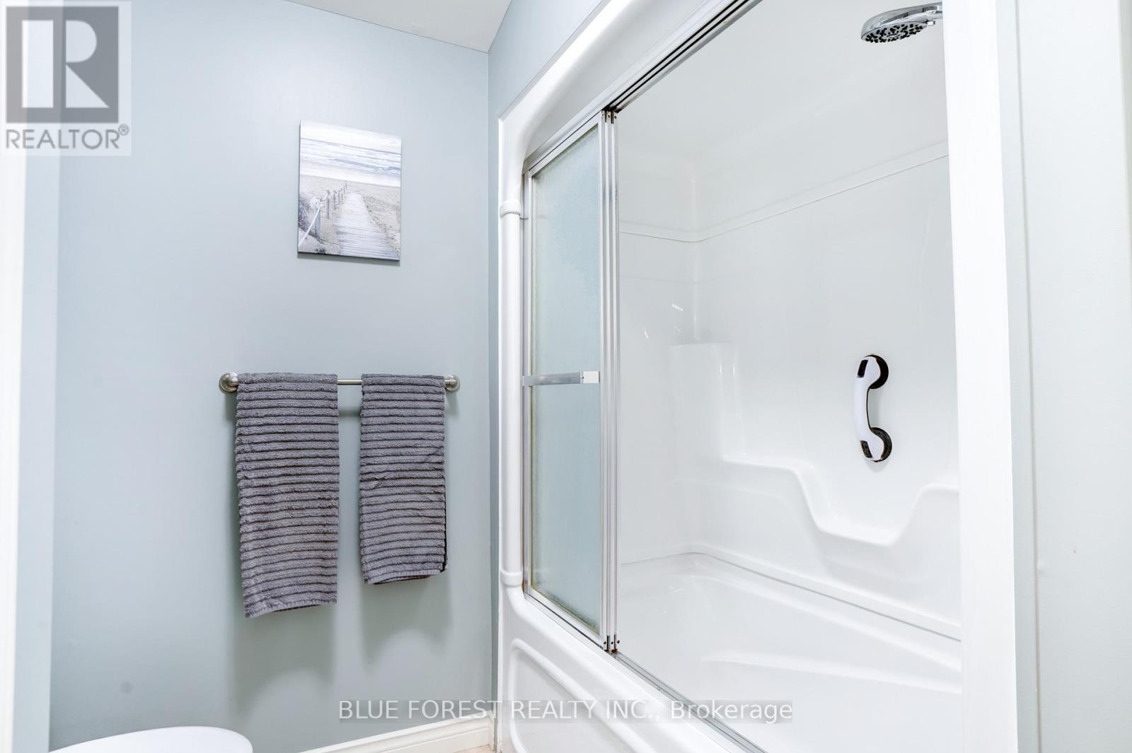 210 Jane Street, West Elgin (Rodney), ON - Indoor Photo Showing Bathroom
