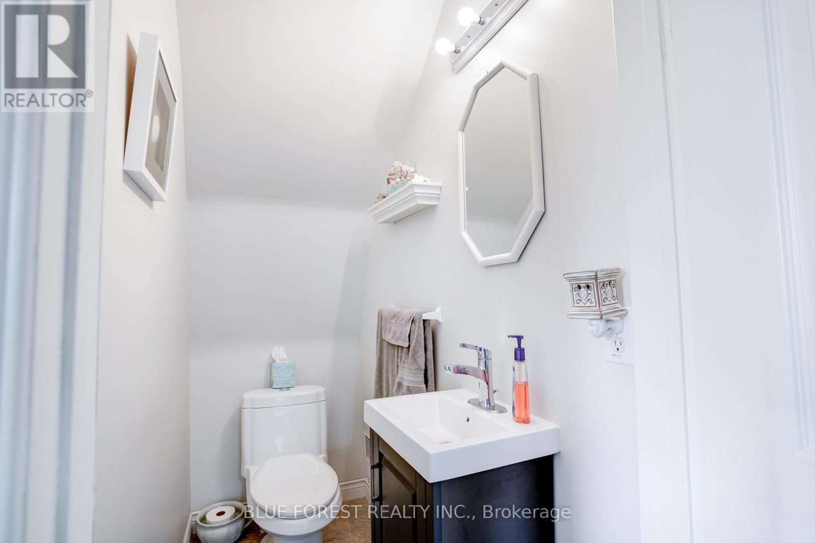 210 Jane Street, West Elgin (Rodney), ON - Indoor Photo Showing Bathroom