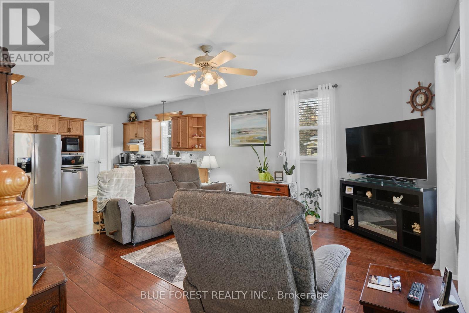 210 Jane Street, West Elgin (Rodney), ON - Indoor Photo Showing Living Room