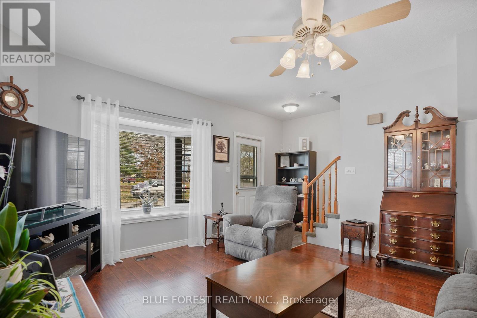 210 Jane Street, West Elgin (Rodney), ON - Indoor Photo Showing Living Room