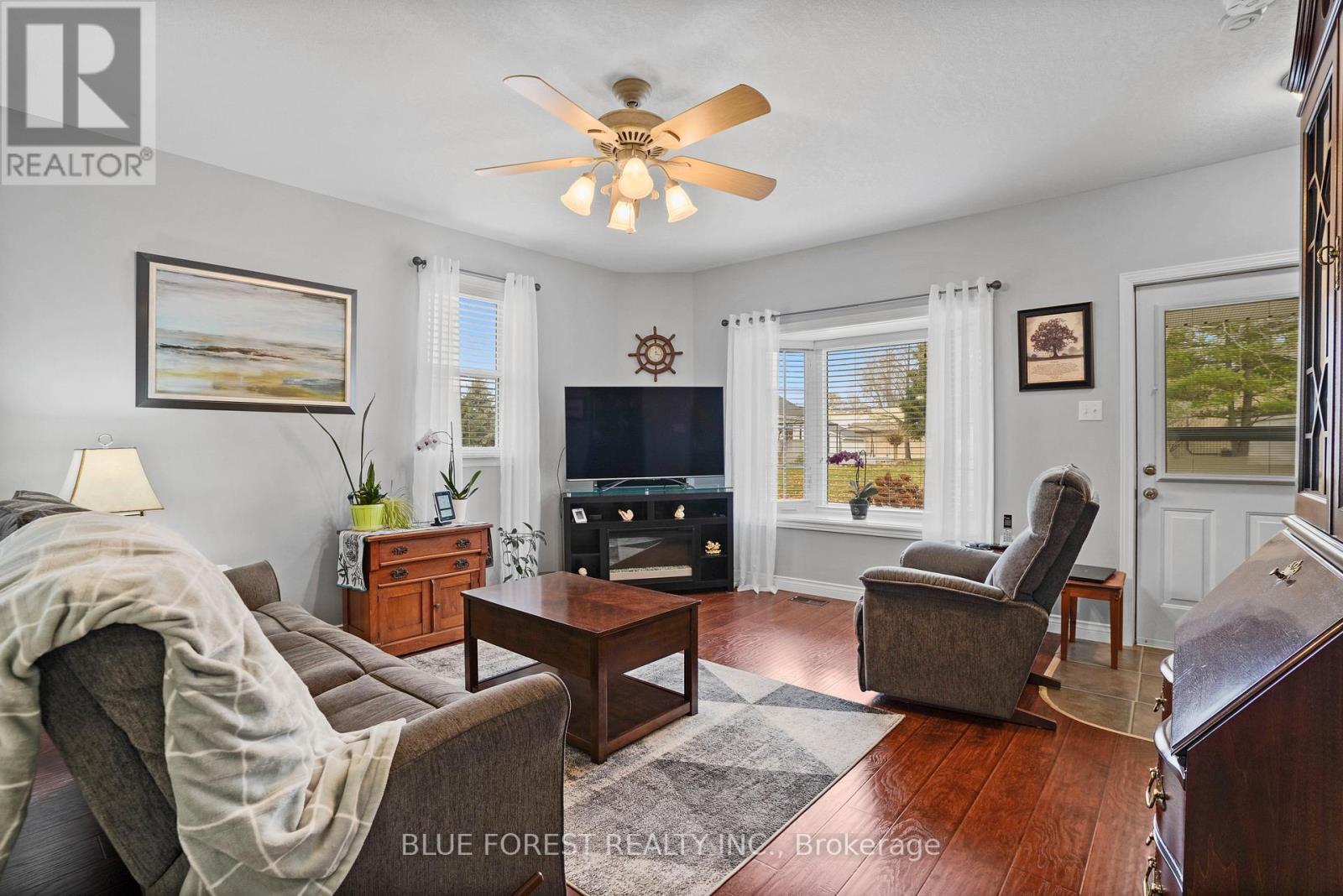 210 Jane Street, West Elgin (Rodney), ON - Indoor Photo Showing Living Room