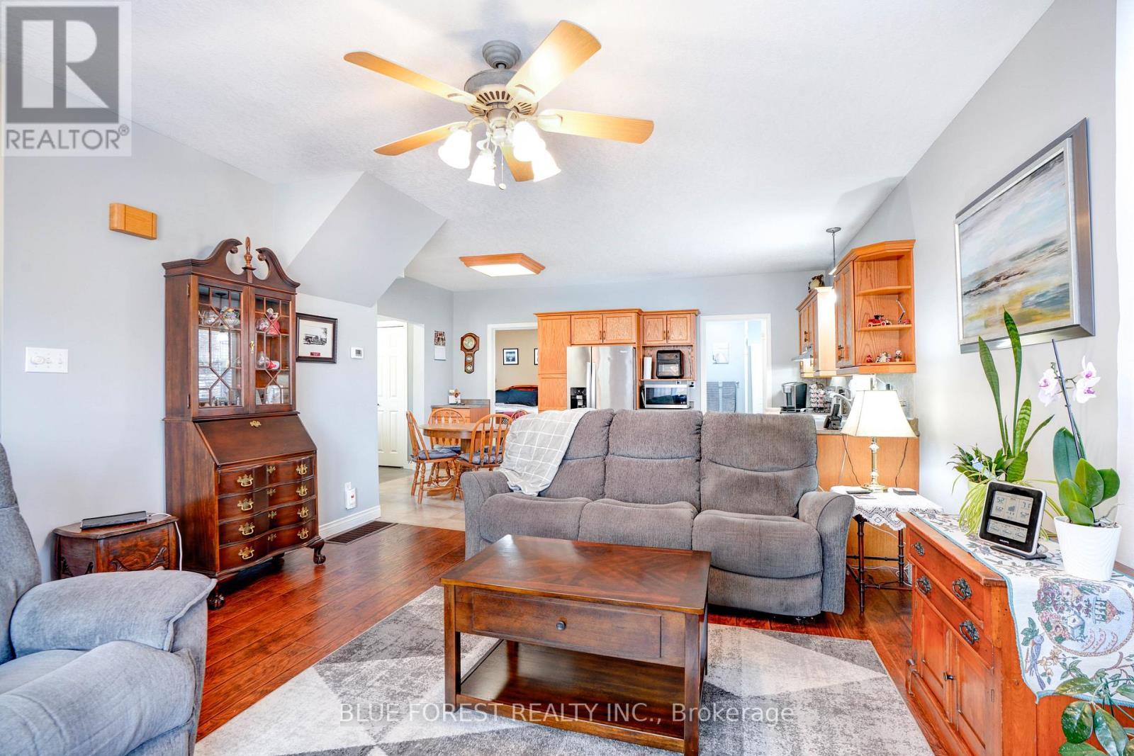210 Jane Street, West Elgin (Rodney), ON - Indoor Photo Showing Living Room