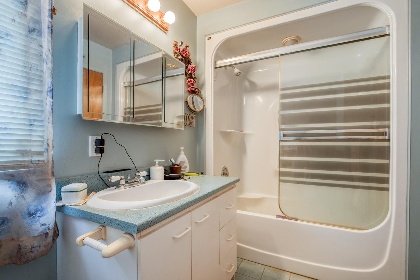 Bathroom - 5925Z - 5935Z Rue Frontenac, Saint-Hyacinthe, QC - Indoor Photo Showing Bathroom