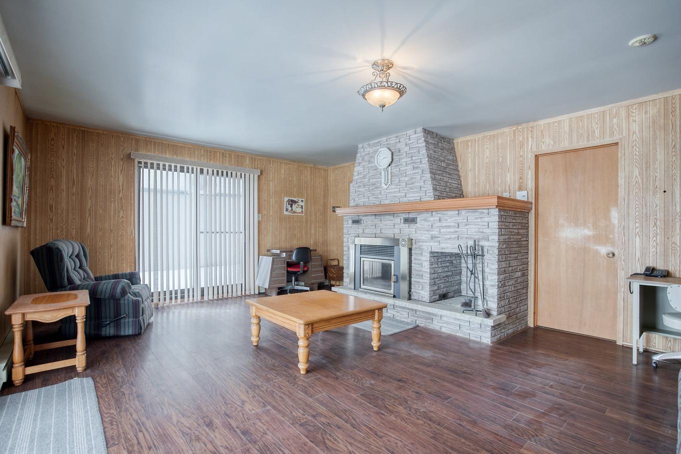Family room - 5925Z - 5935Z Rue Frontenac, Saint-Hyacinthe, QC - Indoor Photo Showing Living Room With Fireplace