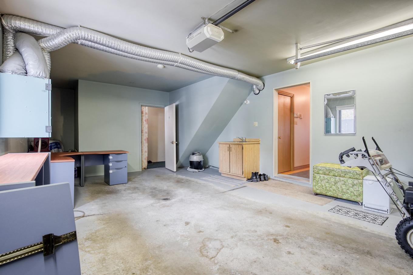 Garage - 5925Z - 5935Z Rue Frontenac, Saint-Hyacinthe, QC - Indoor Photo Showing Garage