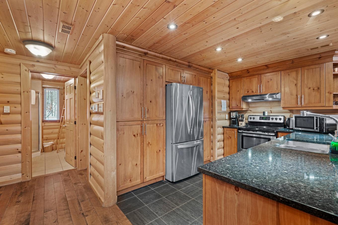 Cuisine - 147 Ch. Du Pavillon-Kanata, Amherst, QC - Indoor Photo Showing Kitchen