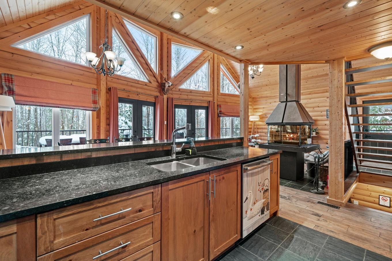Cuisine - 147 Ch. Du Pavillon-Kanata, Amherst, QC - Indoor Photo Showing Kitchen With Double Sink