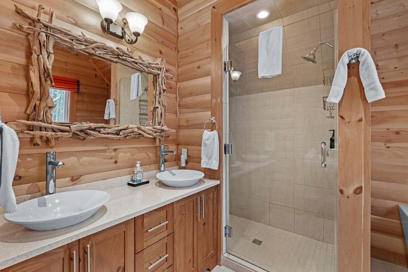 Salle de bains attenante à la CCP - 147 Ch. Du Pavillon-Kanata, Amherst, QC - Indoor Photo Showing Bathroom