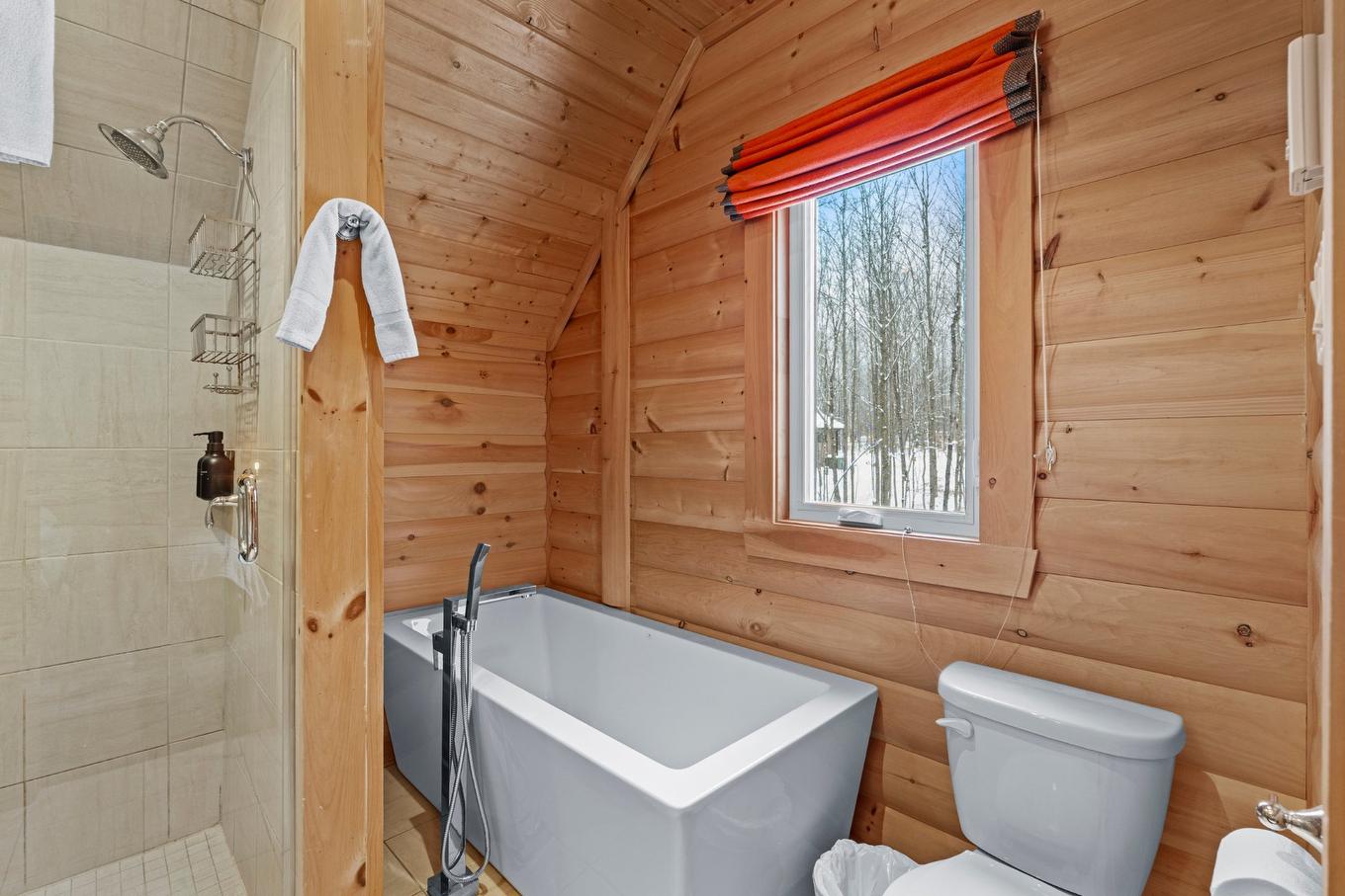 Salle de bains attenante à la CCP - 147 Ch. Du Pavillon-Kanata, Amherst, QC - Indoor Photo Showing Bathroom