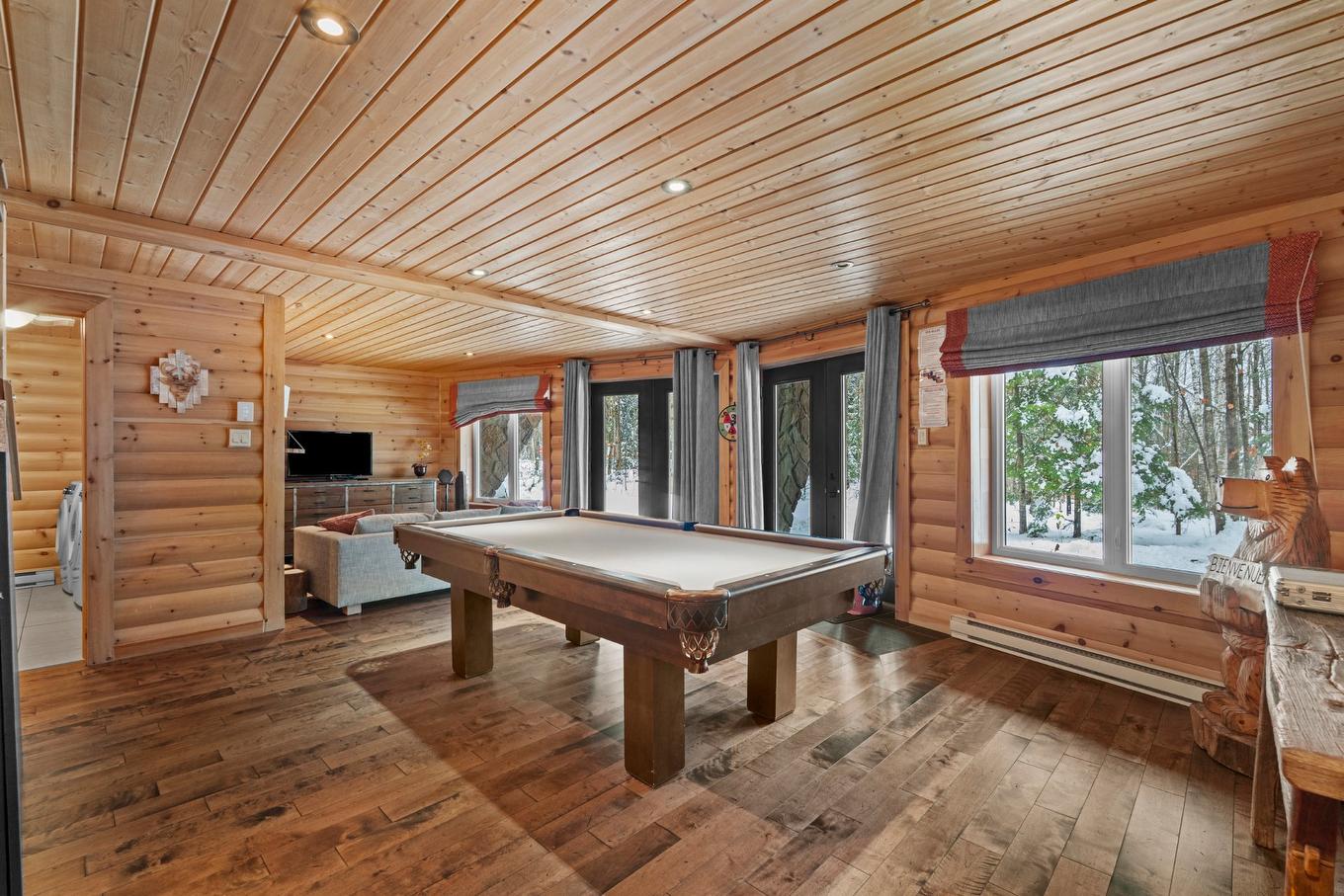 Salle de jeux - 147 Ch. Du Pavillon-Kanata, Amherst, QC - Indoor Photo Showing Other Room