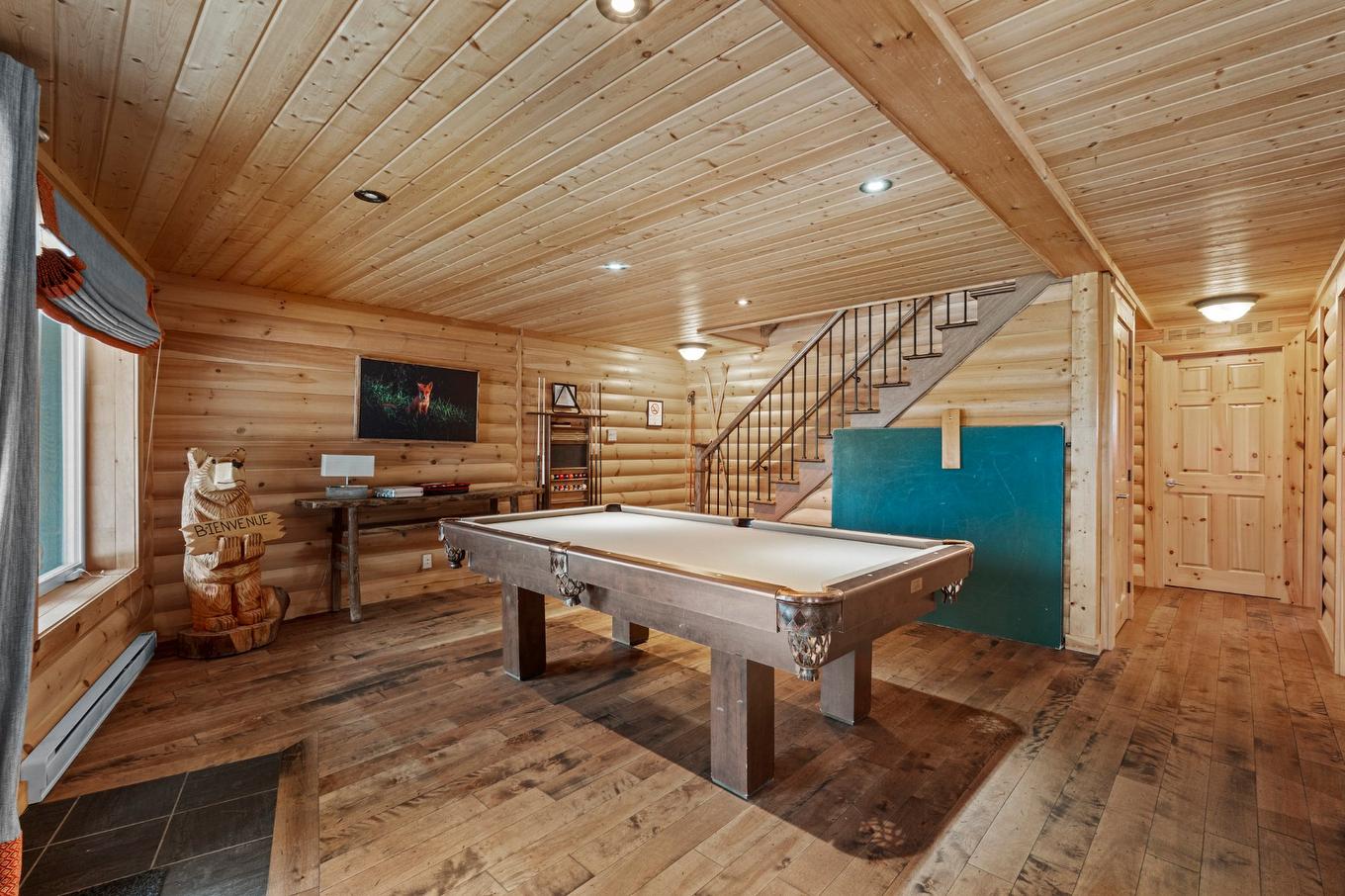 Salle de jeux - 147 Ch. Du Pavillon-Kanata, Amherst, QC - Indoor Photo Showing Other Room