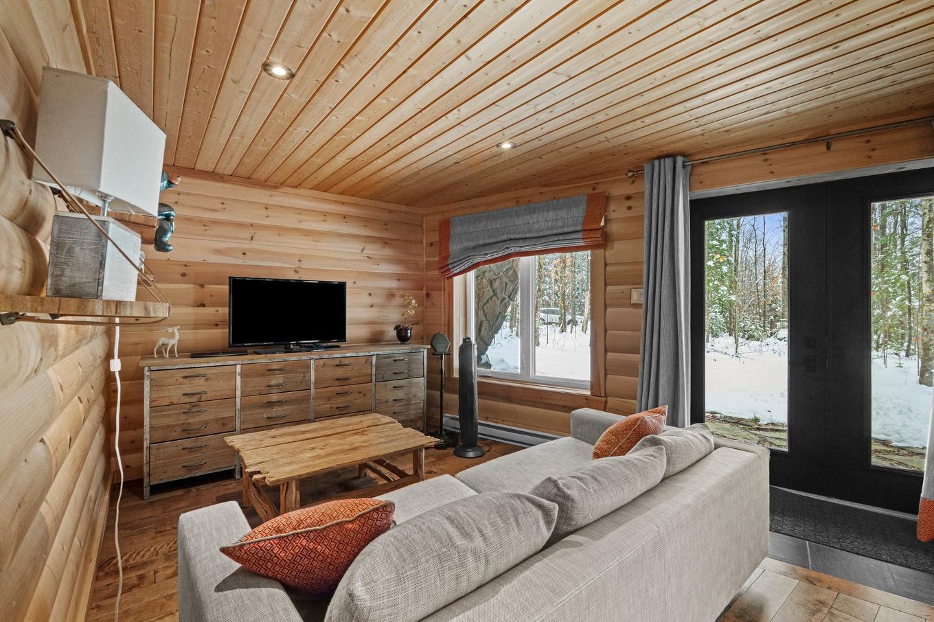 Salle familiale - 147 Ch. Du Pavillon-Kanata, Amherst, QC -