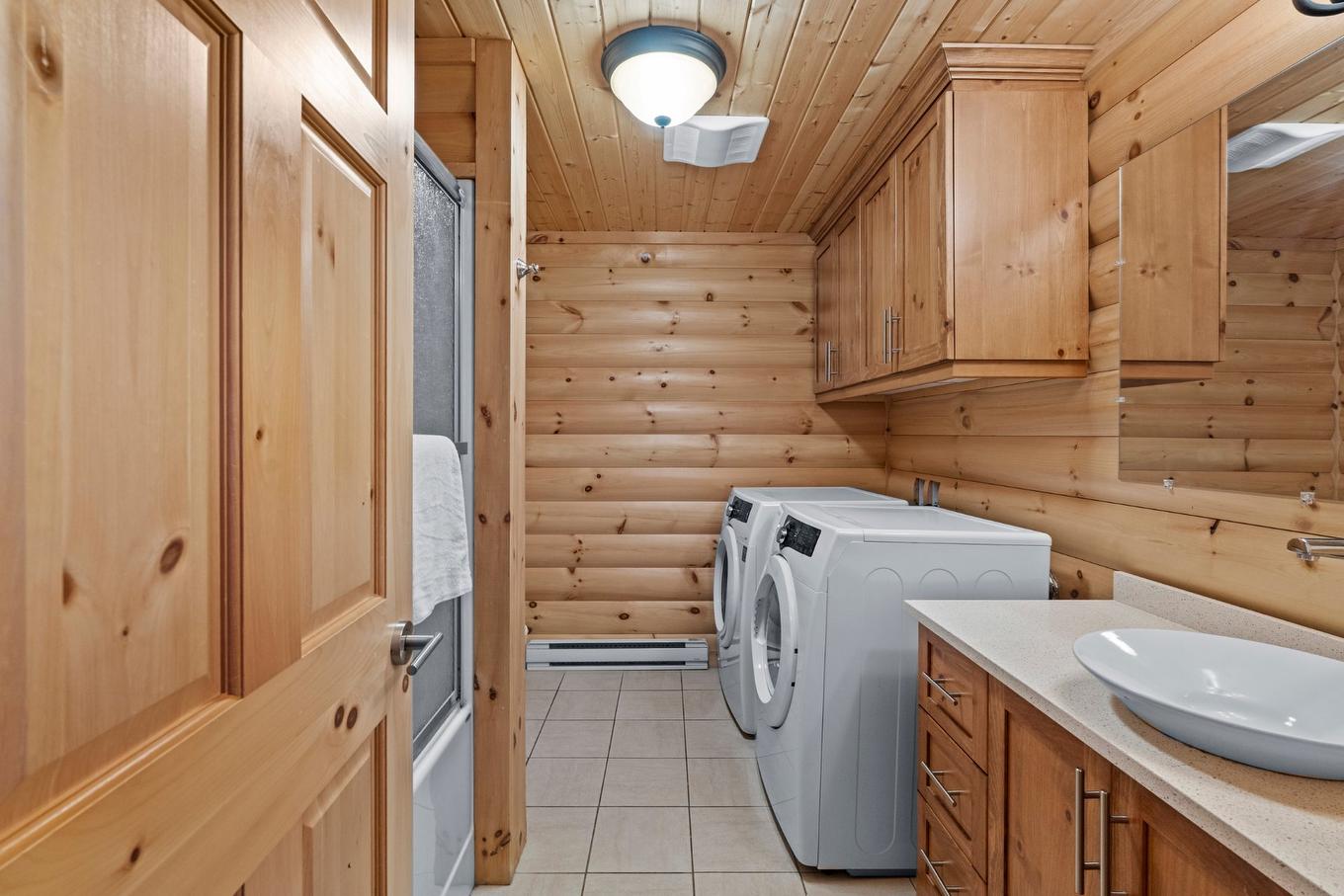 Salle de bains - 147 Ch. Du Pavillon-Kanata, Amherst, QC - Indoor Photo Showing Laundry Room