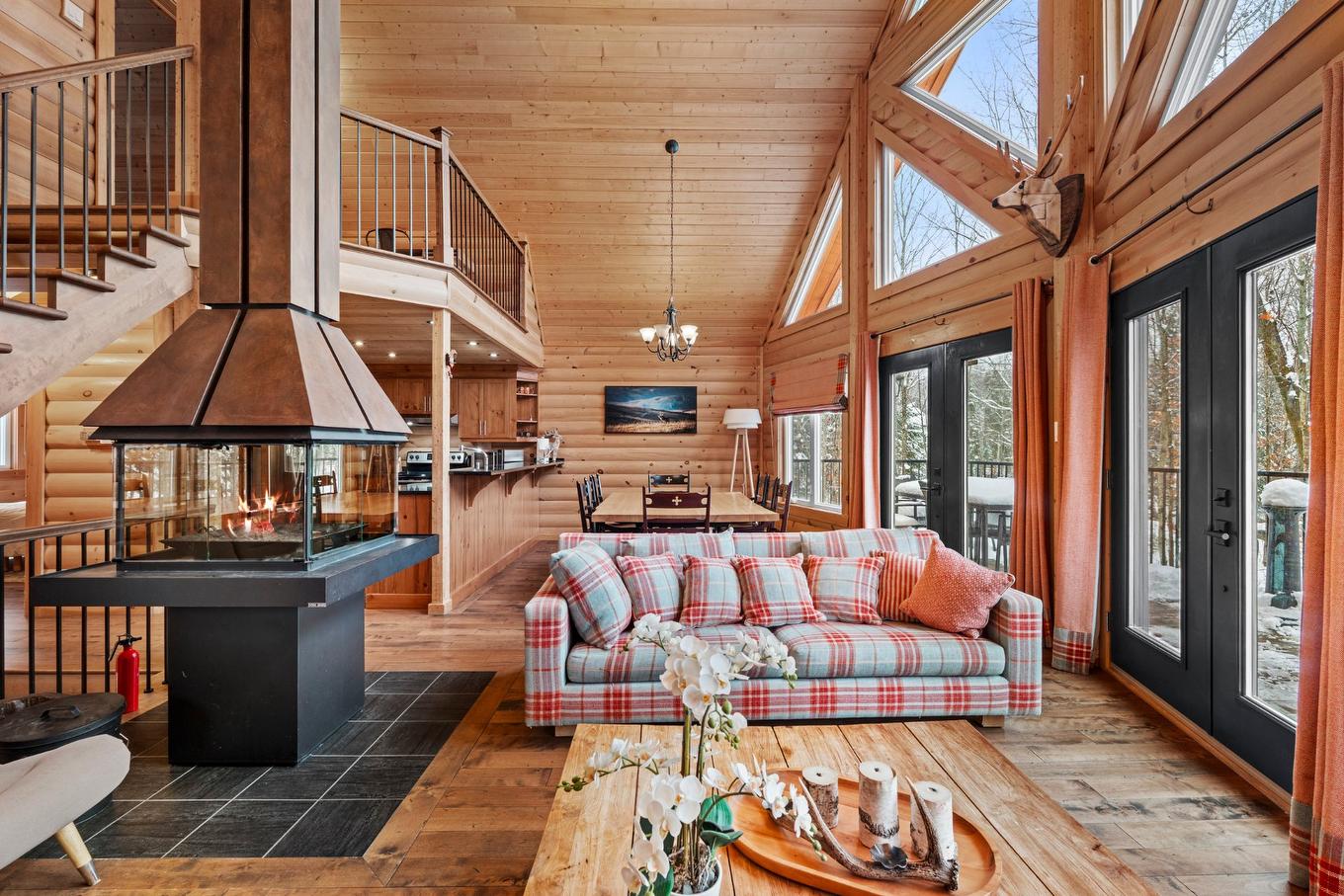 Salle familiale - 147 Ch. Du Pavillon-Kanata, Amherst, QC - Indoor