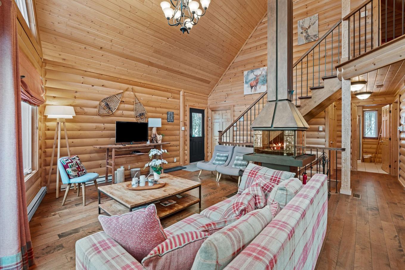 Salle familiale - 147 Ch. Du Pavillon-Kanata, Amherst, QC - Indoor Photo Showing Living Room