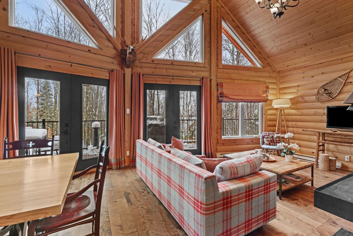 Salle familiale - 147 Ch. Du Pavillon-Kanata, Amherst, QC - Indoor