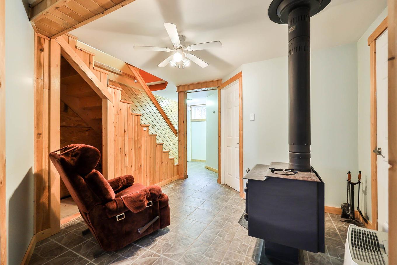 Family room - 405 Ch. De La Rivière-Blanche, Mayo, QC - Indoor Photo Showing Other Room