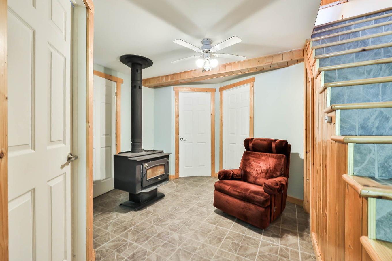 Family room - 405 Ch. De La Rivière-Blanche, Mayo, QC - Indoor Photo Showing Other Room