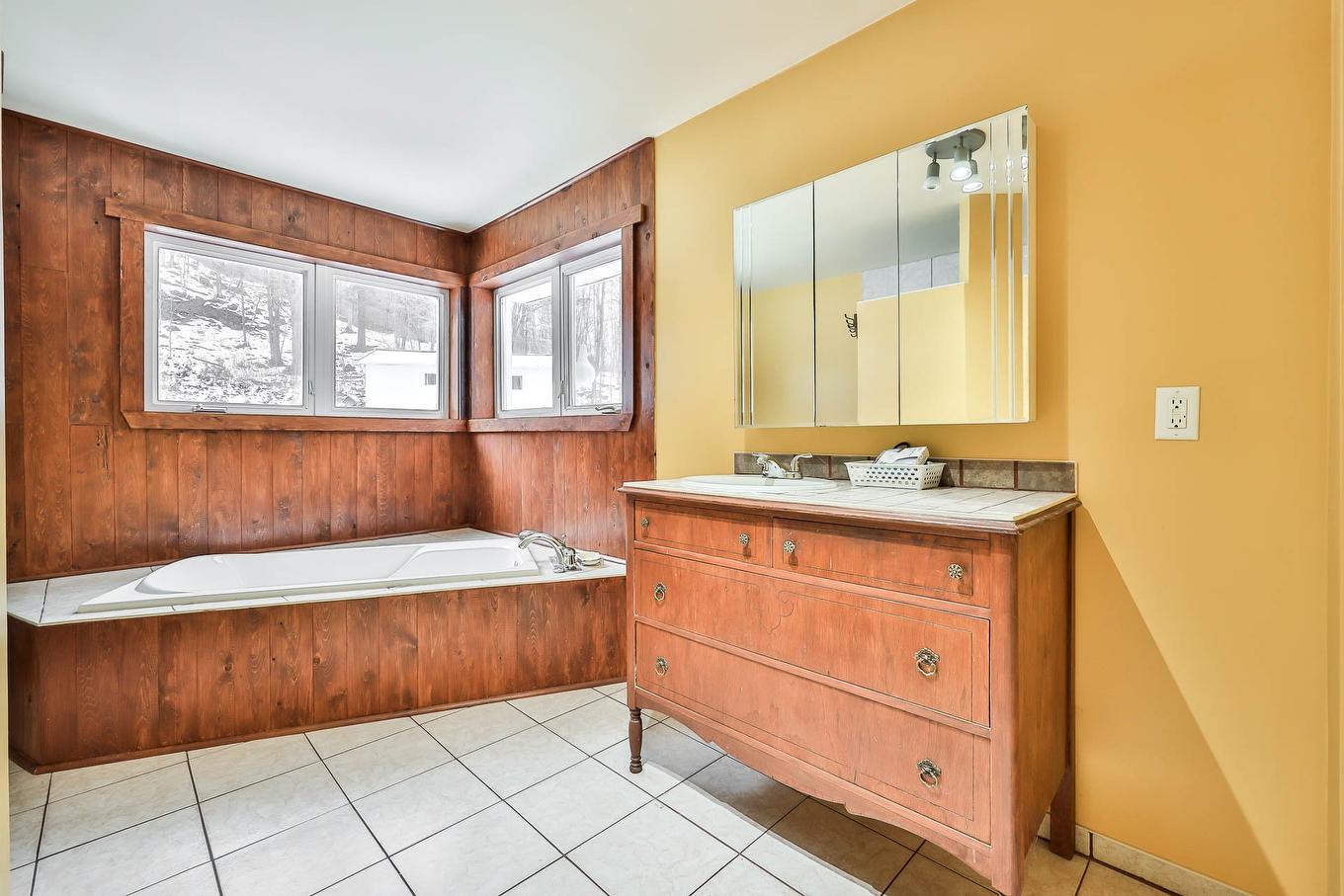 Bathroom - 405 Ch. De La Rivière-Blanche, Mayo, QC - Indoor Photo Showing Bathroom