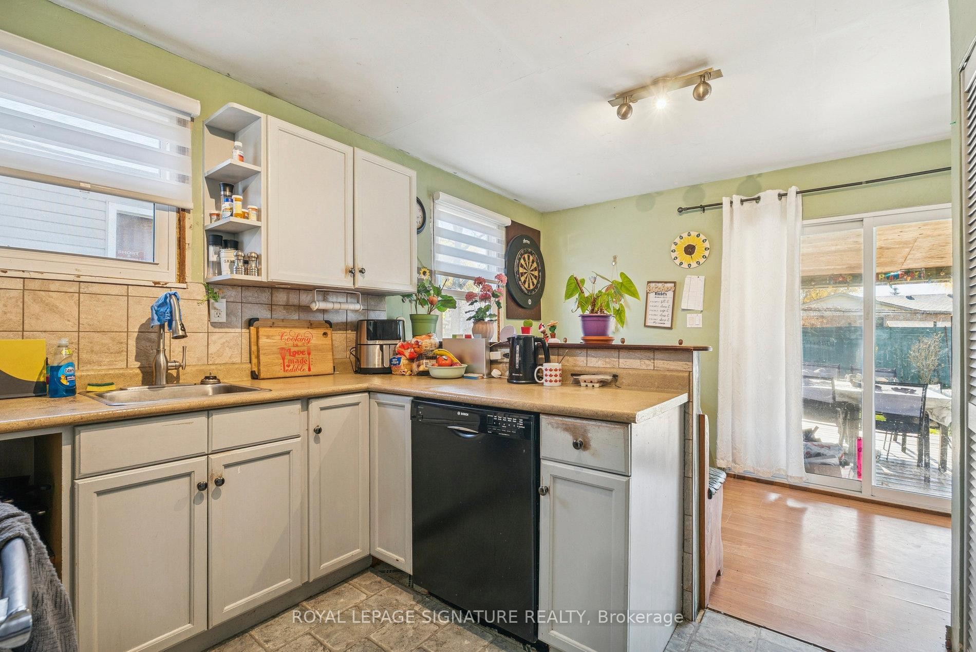 353 Hollywood Drive, Georgina, ON - Indoor Photo Showing Kitchen