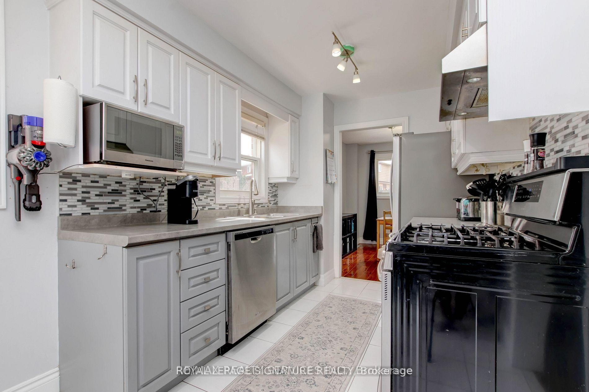 Upper-76 Crenshaw Court, Brampton, ON - Indoor Photo Showing Kitchen With Stainless Steel Kitchen With Upgraded Kitchen