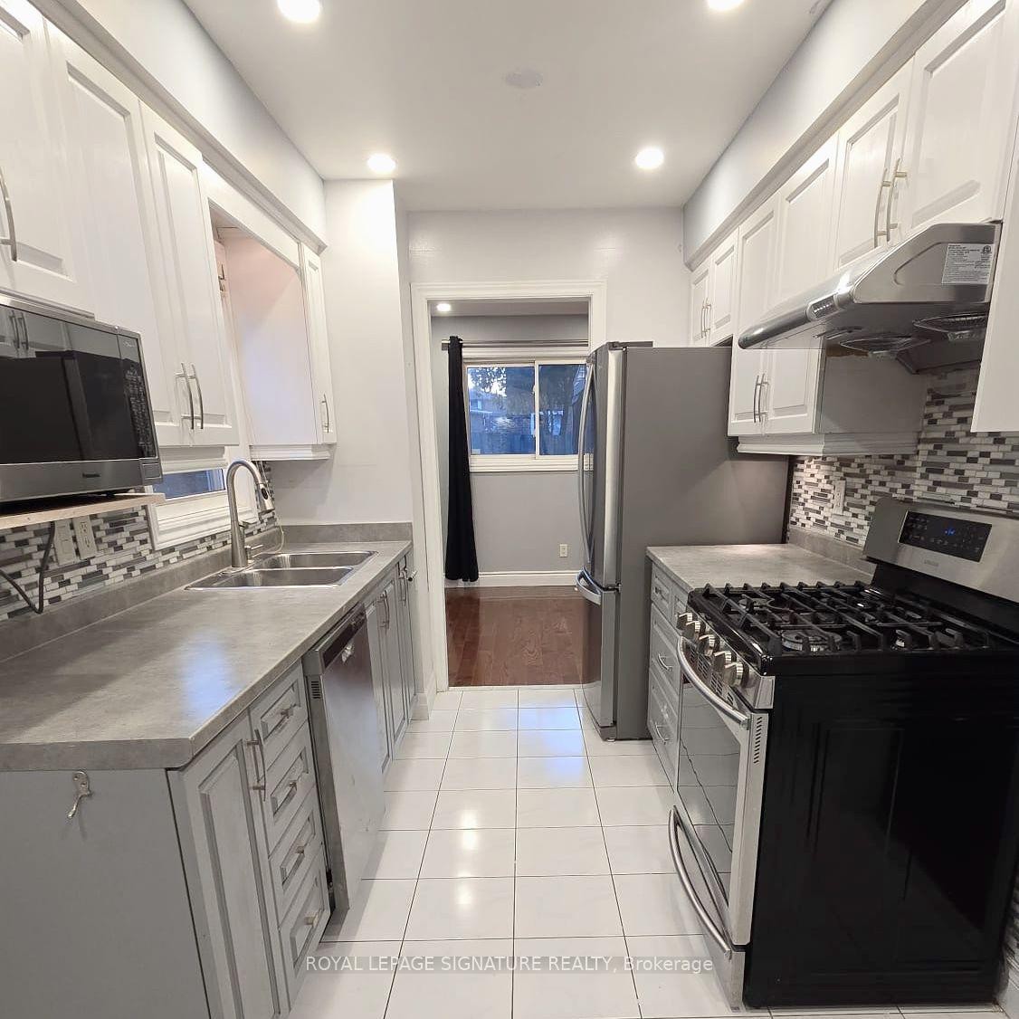 Upper-76 Crenshaw Court, Brampton, ON - Indoor Photo Showing Kitchen With Stainless Steel Kitchen With Double Sink
