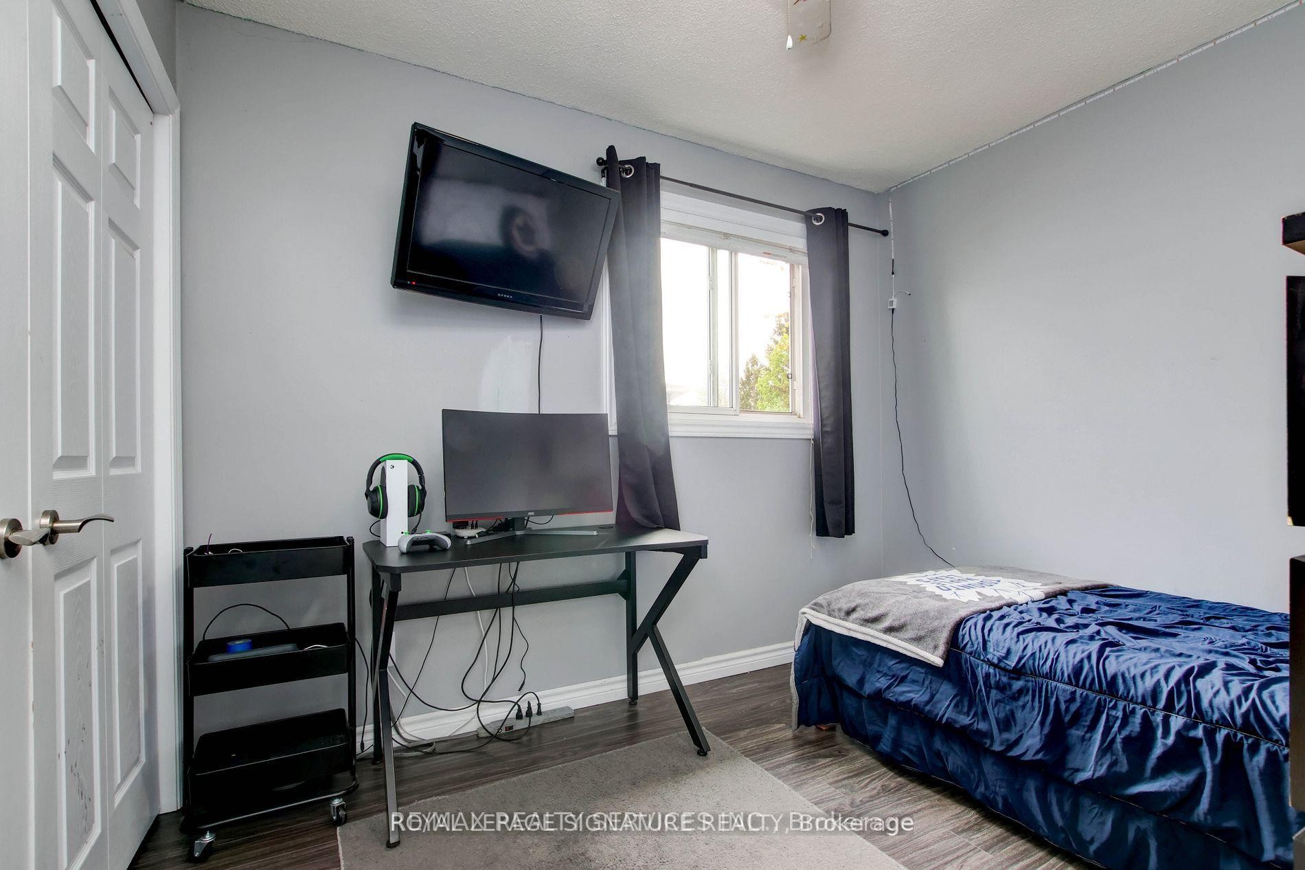 Upper-76 Crenshaw Court, Brampton, ON - Indoor Photo Showing Bedroom