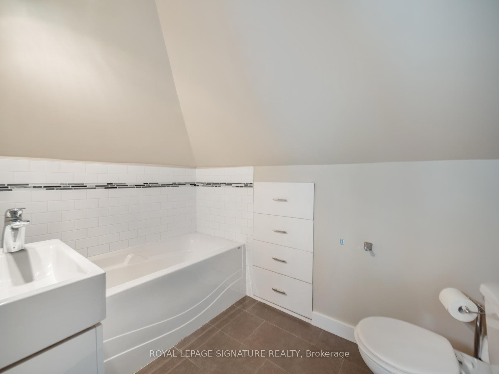 79 Poyntz Street, Penetanguishene, ON - Indoor Photo Showing Bathroom