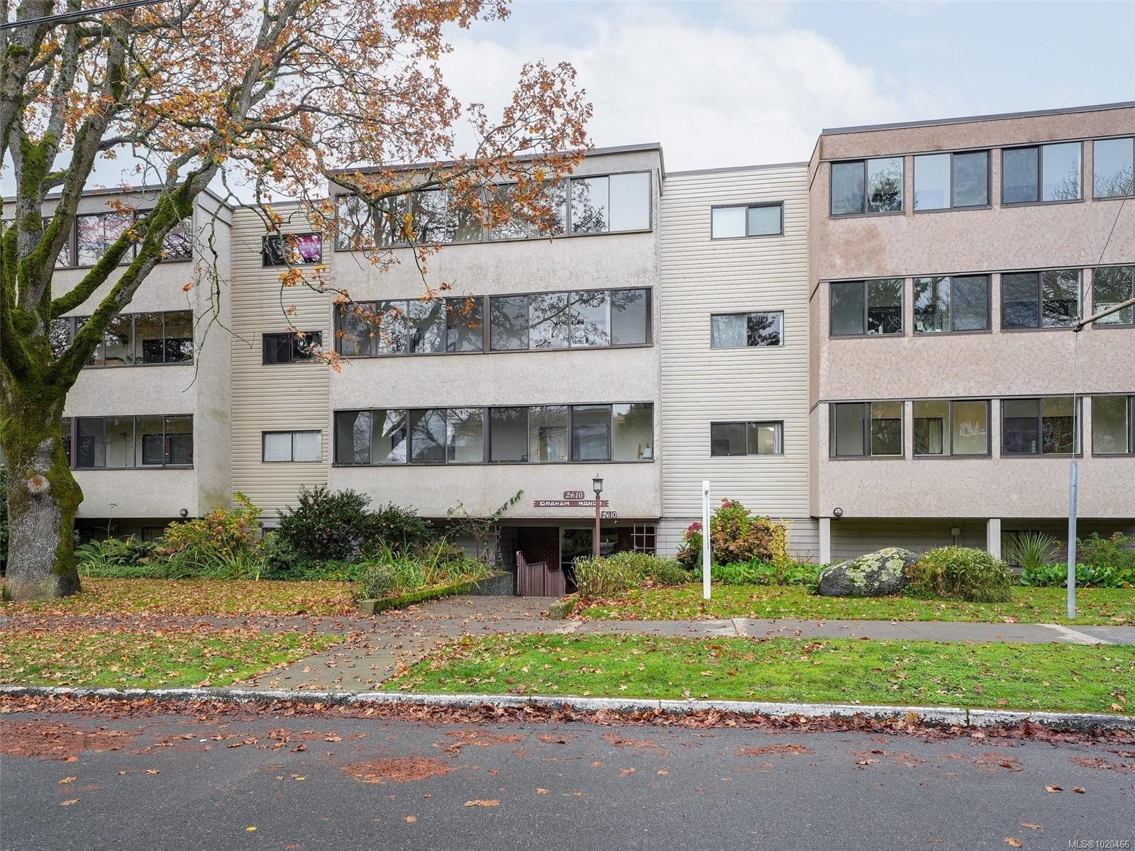 105-2610 Graham St, Victoria, BC - Outdoor