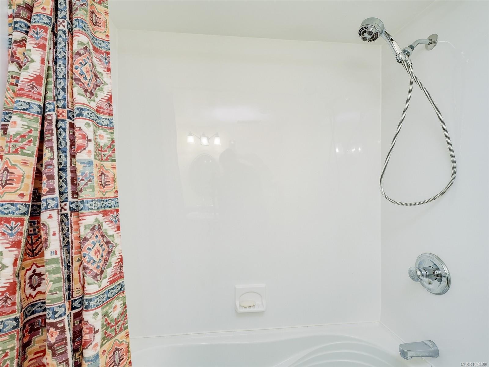 105-2610 Graham St, Victoria, BC - Indoor Photo Showing Bathroom