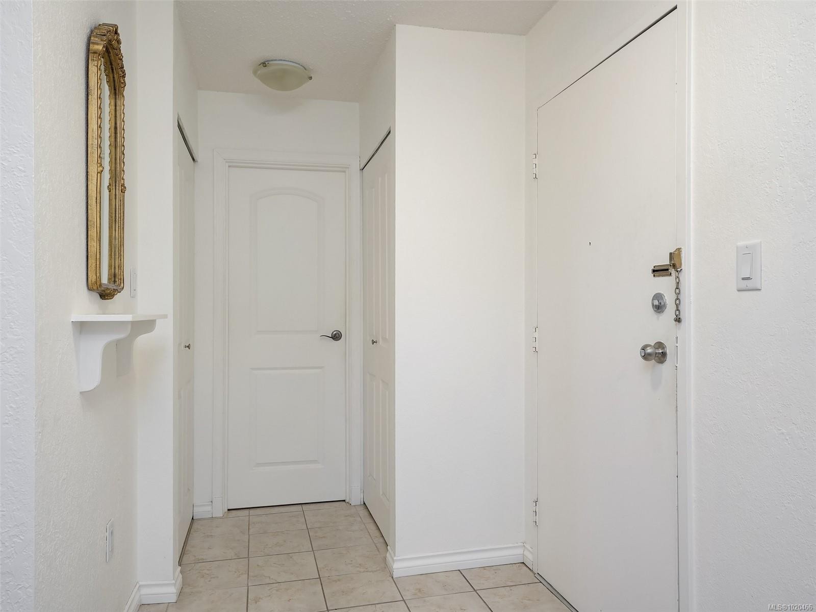 105-2610 Graham St, Victoria, BC - Indoor Photo Showing Other Room