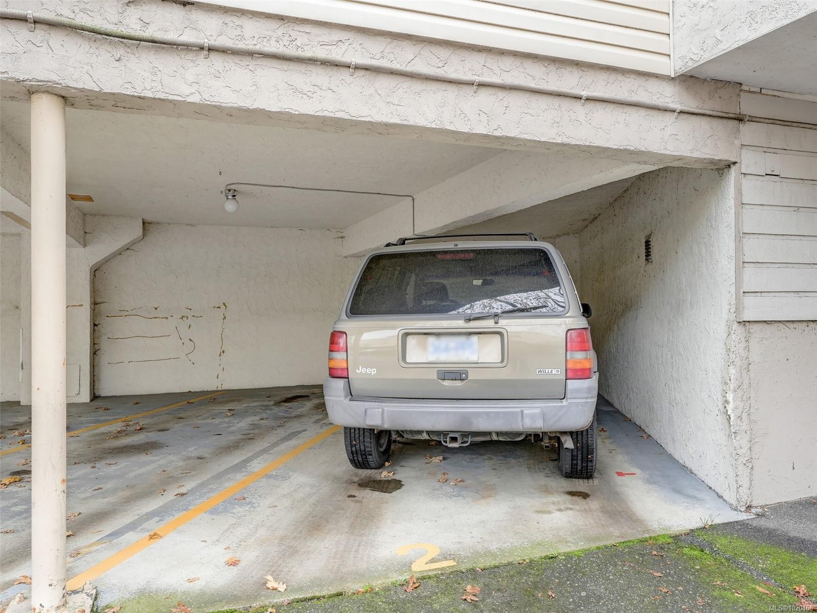 105-2610 Graham St, Victoria, BC - Indoor Photo Showing Garage