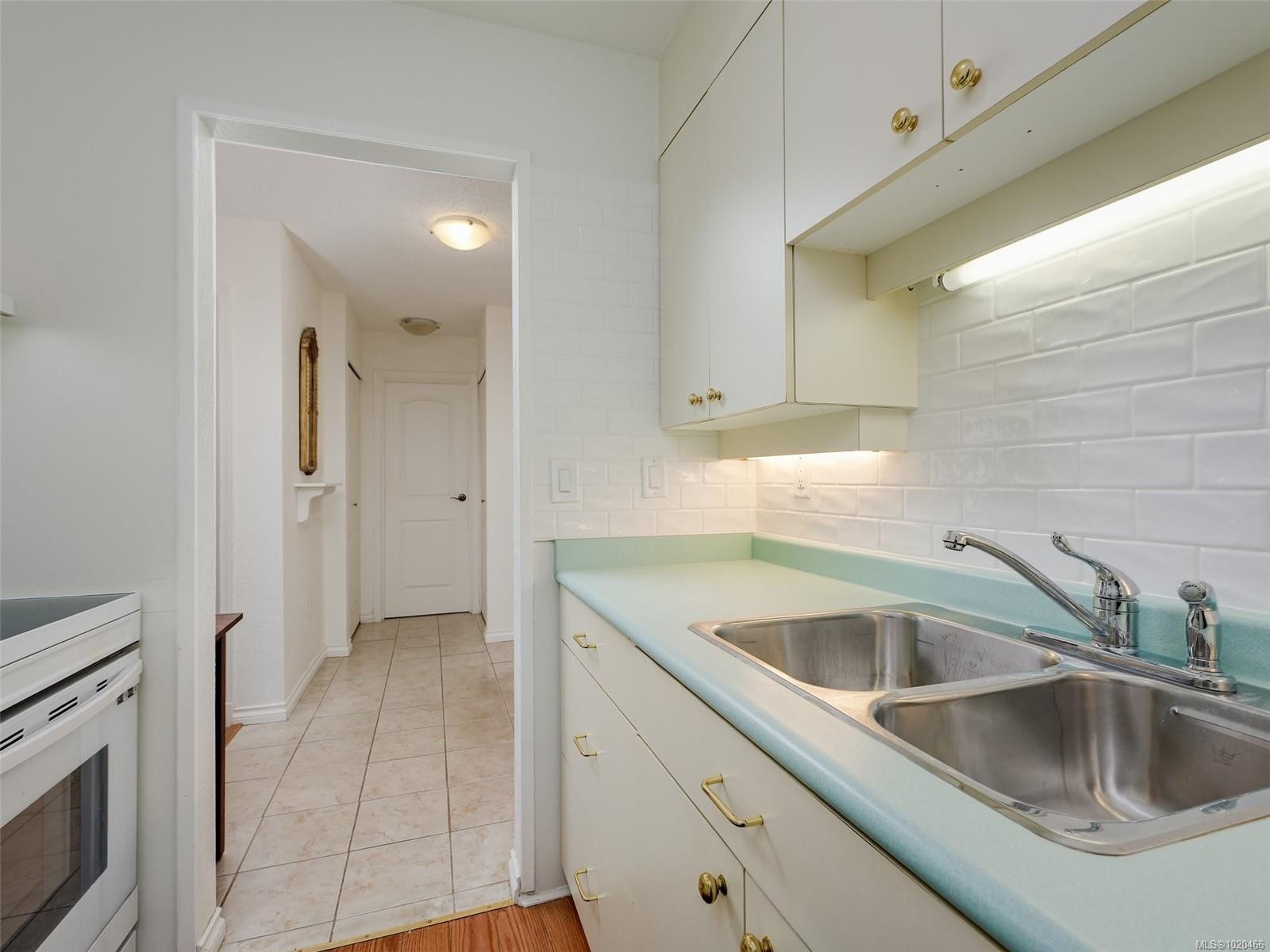 105-2610 Graham St, Victoria, BC - Indoor Photo Showing Kitchen With Double Sink
