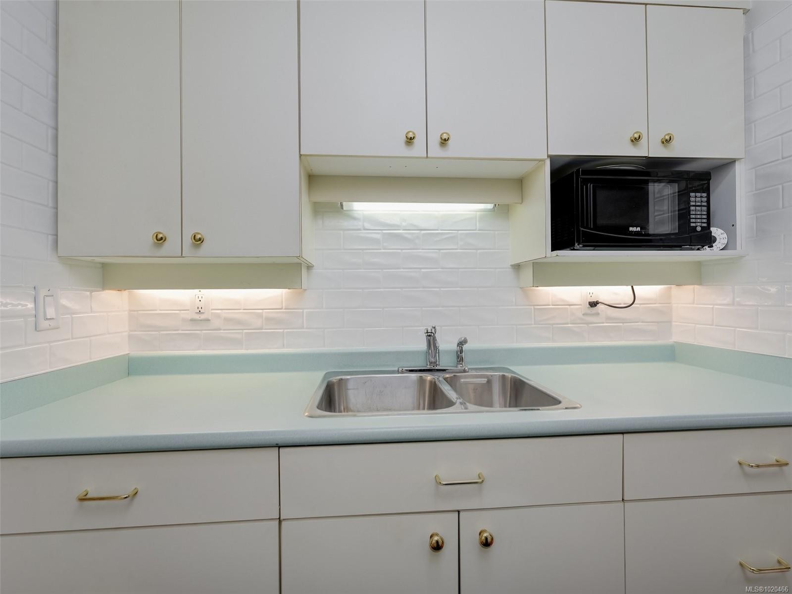 105-2610 Graham St, Victoria, BC - Indoor Photo Showing Kitchen With Double Sink