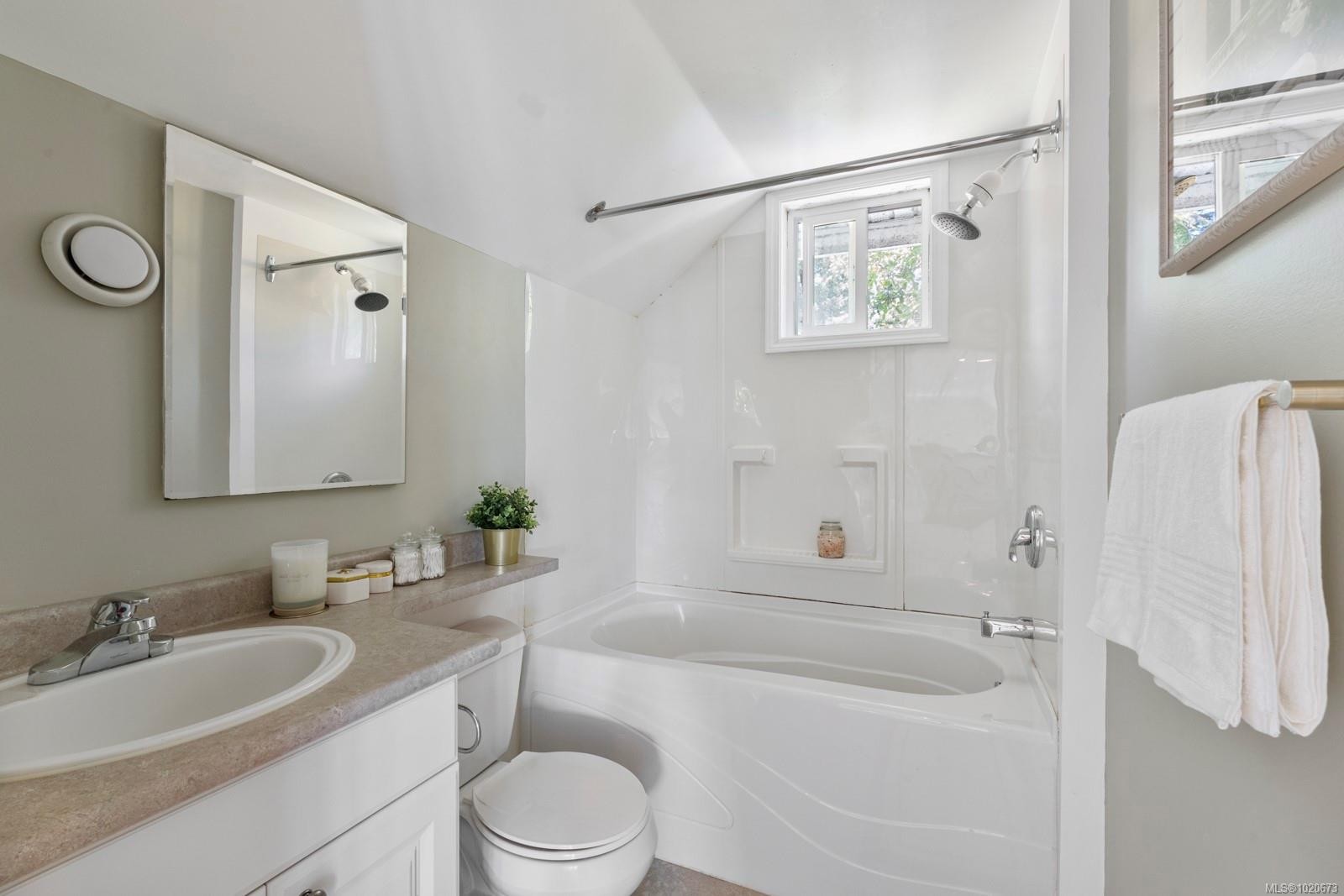 3905B Cadboro Bay Rd, Saanich, BC