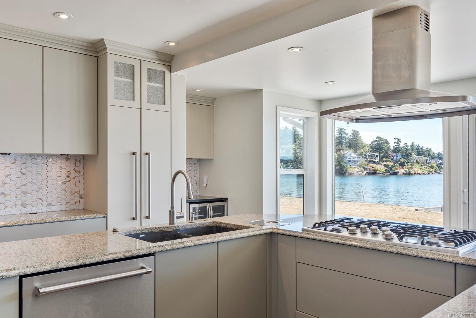 3905B Cadboro Bay Rd, Saanich, BC