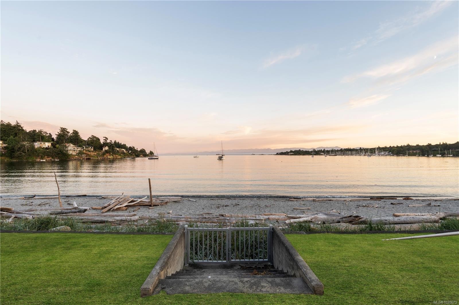 3905B Cadboro Bay Rd, Saanich, BC