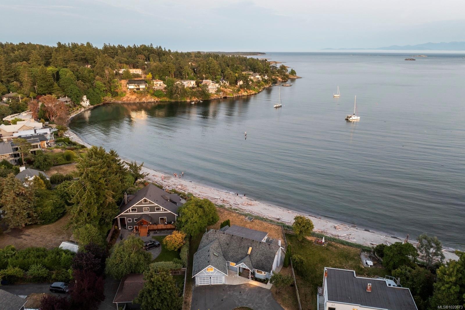 3905B Cadboro Bay Rd, Saanich, BC