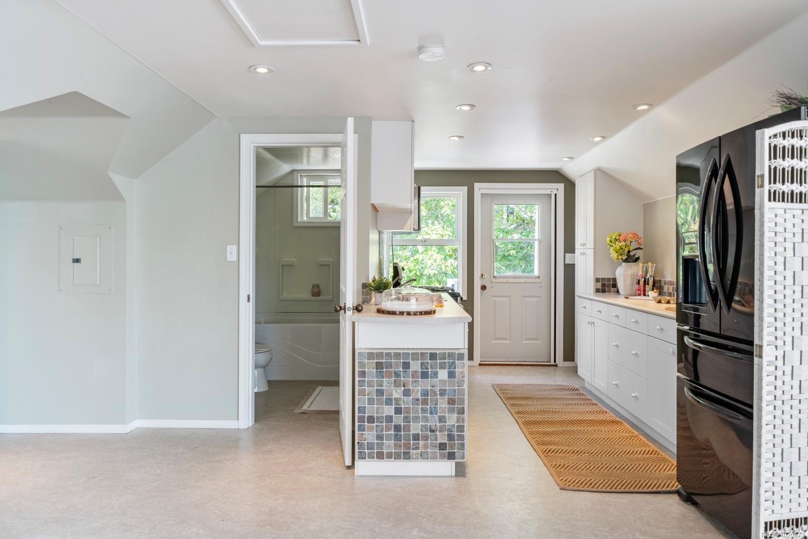 3905B Cadboro Bay Rd, Saanich, BC