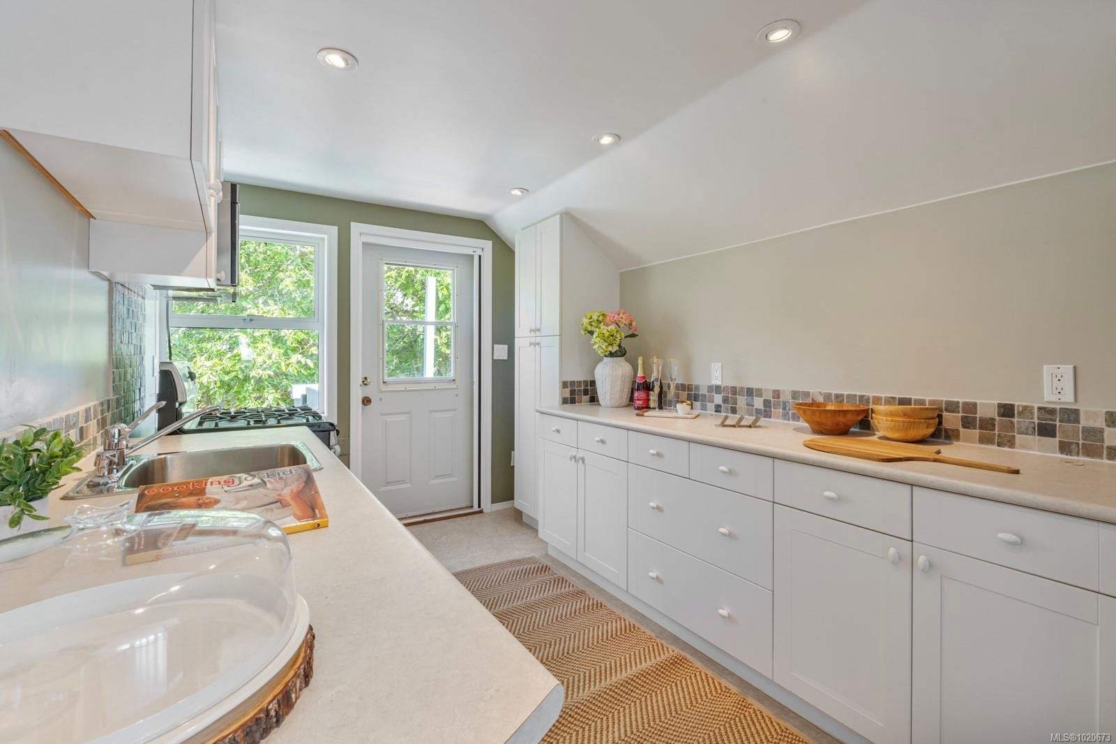 3905B Cadboro Bay Rd, Saanich, BC